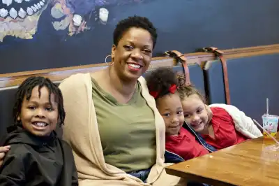 image of jenee johnson and 1st grade students from a JA program